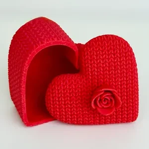 Caja de almacenamiento tejida en forma de corazón con flor