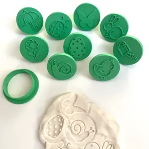 Juego de sellos y cortadores de plastilina con temática primaveral